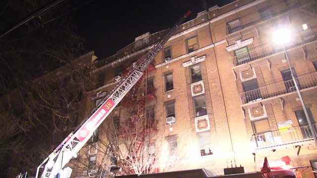 ABD'nin New York eyaletinin Bronx bölgesindeki bir binada yangın çıktı. (Fotoğraf: Anadolu Ajansı)