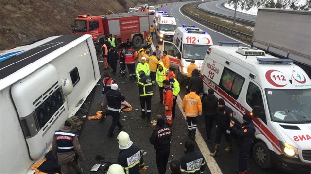 Ankara'da yolcu otobüsünün devrilmesi sonucu 2 kişi hayatını kaybederken 20 kişi de yaralandı. 