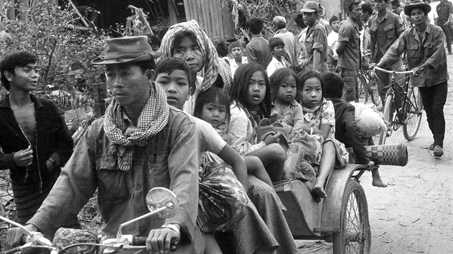 2 milyonun ölümünden sorumlu tutulan Kızıl Kmerler, 1975-1979 yılları arasında Kamboçya'da binlerce insanın göç etmesine de yol açtı. 