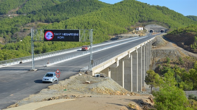 Akdeniz Sahil Yolu Projesi için inşa edilen viyadük ve tünel trafiğe açıldı.