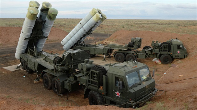Türkiye’nin Rusya’dan alacağı hava savunma sistemi S-400’lere ilişkin bütün teknik süreç tamamlandı ve imzalar atıldı.