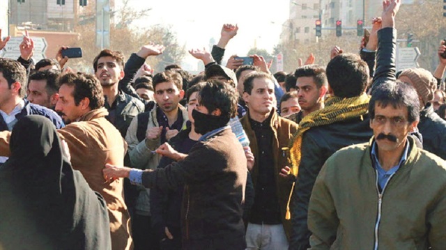 İran sokaklarında protestocuların sayısı artıyor.