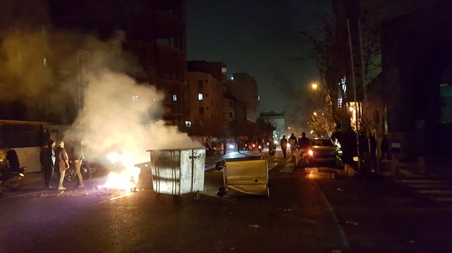 İran'daki protestolar sırasında göstericiler sokaklarda ateş yaktı