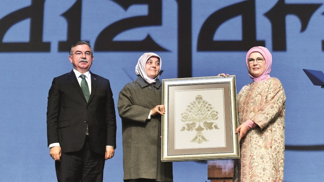 Emine Erdoğan, Beştepe Millet Kongre ve Kültür Merkezi’nde Ankara Olgunlaşma Enstitüsü tarafından düzenlenen “Hoca Ahmet Yesevi ve Anadolu Yıldızları” programına katıldı.