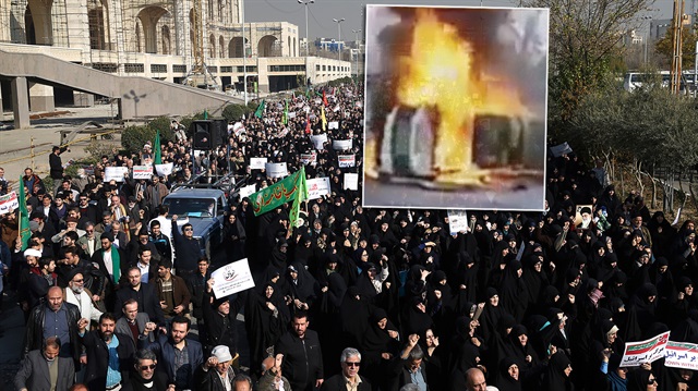 İran’da ülkenin ikinci büyük kenti Meşhed’de işsizlik ve yolsuzluğa karşı başlayan gösteriler rejim karşıtı isyana döndü