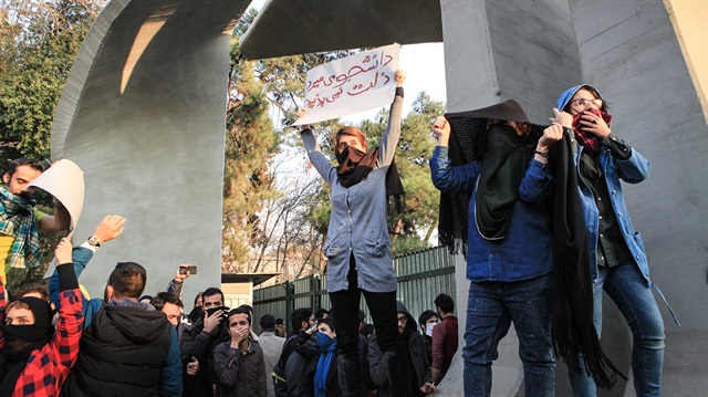 İran'da günlerdir hükümeti protesto eden göstericiler, Arak Valilik binasını ele geçirdi. (Fotoğraf: Anadolu Ajansı)