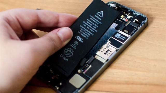 Apple geçtiğimiz günlerde batarya problemiyle ilgili resmi internet sitesinde özür yazısı yayınladı. 