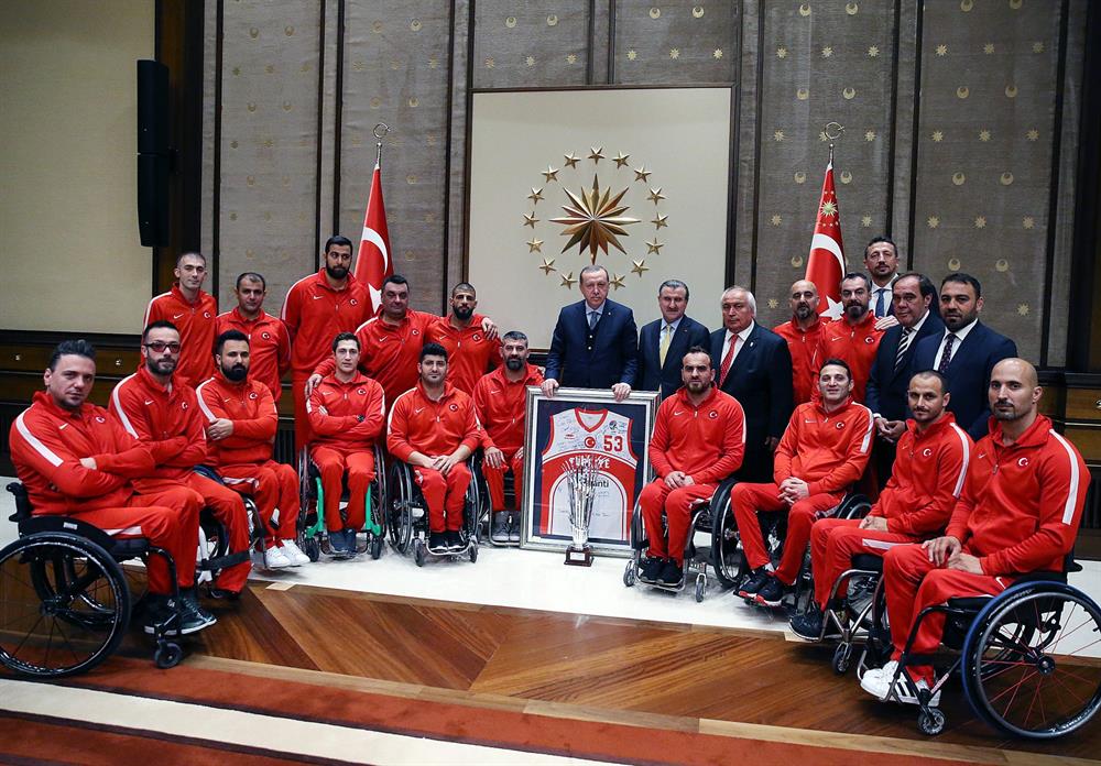 Cumhurbaşkanı Erdoğan,Tekerlekli Sandalye Basketbol A Milli Takımını Cumhurbaşkanlığı Külliyesi'nde ağırladı.