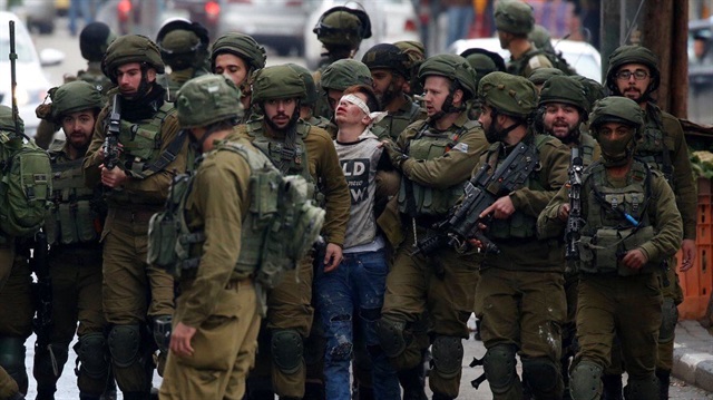 Filistin direnişinin sembol ismi Cüneydi, işgalci İsrail askerleri tarafından elleri ve gözleri bağlı olarak götürülürken.