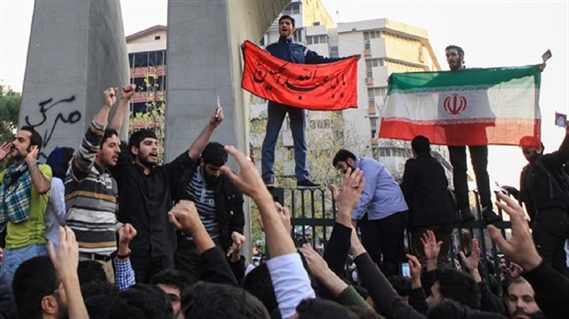 التلفزيون الإيراني يعلن مقتل 12 شخصا في الاحتجاجات