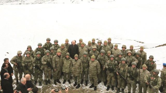 İçişleri Bakanı Süleyman Soylu, askerlerle fotoğraf çektirdi.