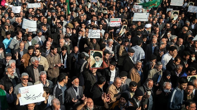 İran’da işsizlik, enflasyon ve yolsuzluk gerekçesiyle başlayan protestolar düzenleniyor