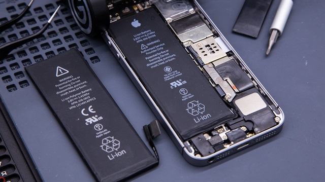 iPhone SE, modelinin batarya değişimi.