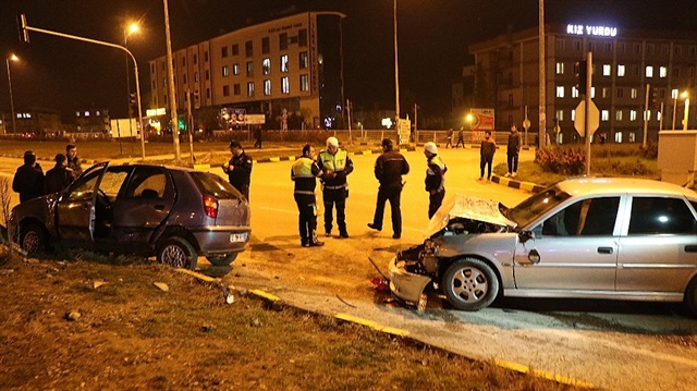 Karabük'te meydana gelen trafik kazasında 1'i ağır 3 kişi yaralandı. 