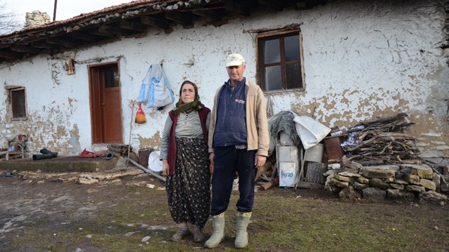 60 haneli köyde yaşamını sürdüren Erdoğan Koca ve eşi. 