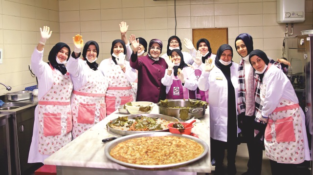  Bacıyan-ı Rum’dan ilham alınarak Meram Belediyesince kurulan Bacıyan-ı Meram’ın anneleri tarafından Mehmetçik için ev yemekleri hazırlandı. 