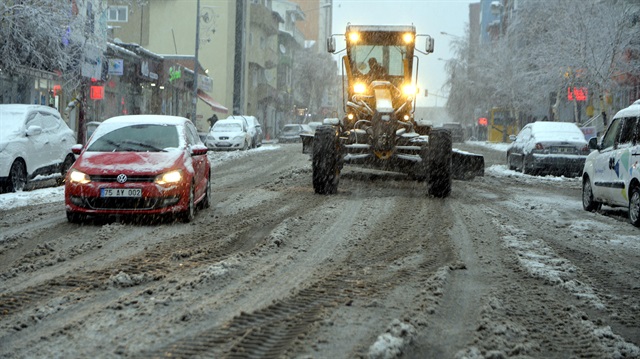 Ardahan'da kar yağışı nedeniyle okullar tatil edildi. 