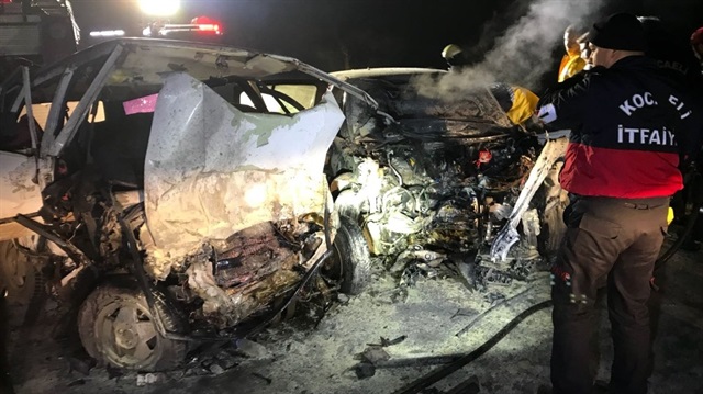 Kocaeli'deki kazada her iki aracın sürücüsü hayatını kaybetti.