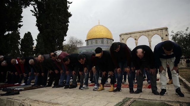 Müslümanlar, Kudüs'teki Mescid-i Aksa avlusunda namaz kılıyor.
