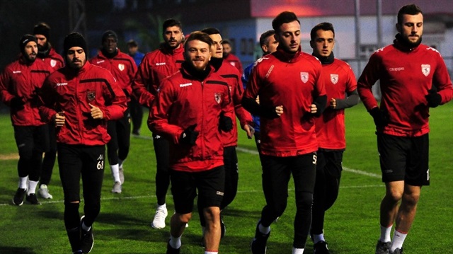 Samsunspor'da devre arası kampı başladı ancak oyuncular para alamadıkları gerekçesiyle sıkıntı yaşıyor.