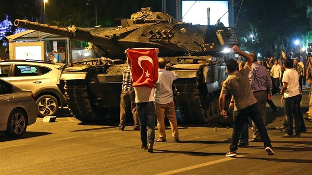 15 Temmuz gecesi vatandaşlar darbecilere karşı siper olmuştu