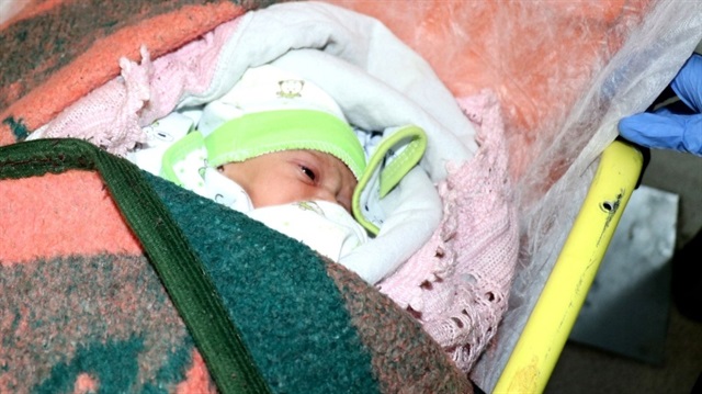 Gaziantep’te 2 günlük bebek cami avlusuna terk edildi.
