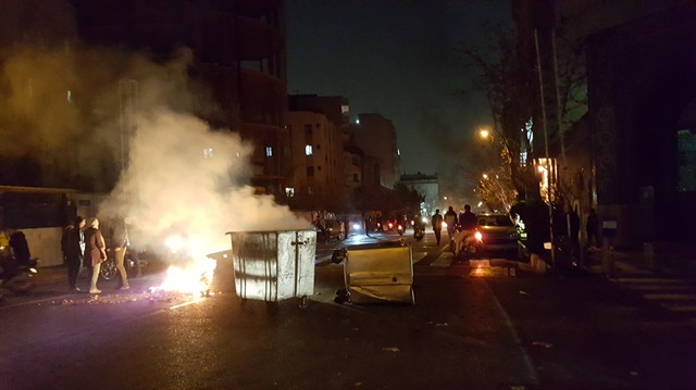 İran'ın Meşhed kentinde başlayan gösteriler, ülkenin pek çok şehrine yayıldı. (Fotoğraf: Reuters)