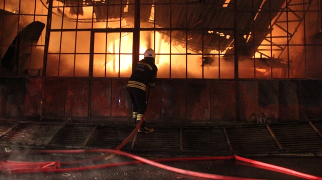 İtfaiye ekipleri, olay yerinde yangına müdahalede bulundu. 