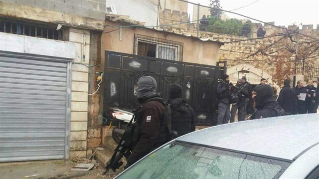 İsrail güçleri, çeşitli iddialarla Filistinlileri gözaltına alıyor.