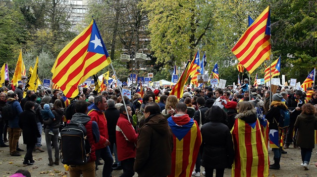 Ayrılıkçı Katalanlar'dan protesto gösterileri düzenlemişti. 