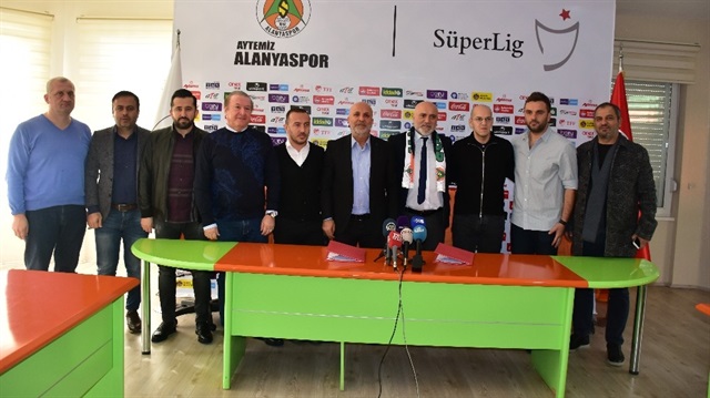 Alanyaspor'da yeni teknik heyet kulüp yönetimiyle böyle poz verdi.