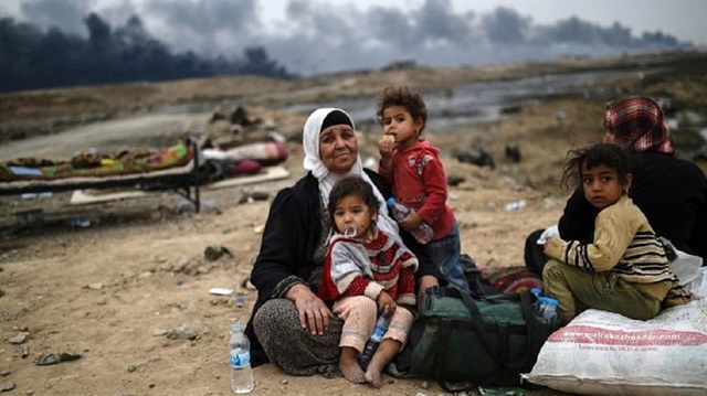 نزوح آلاف العائلات السورية في إدلب بسبب هجمات النظام وروسيا وداعش