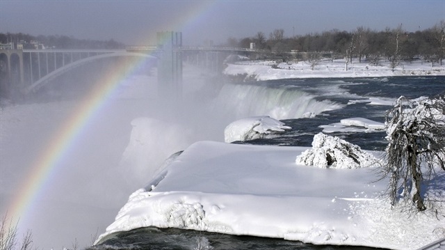Niagara Şelalesi’nin aşırı soğuğun etkisiyle buz ve karla kaplanması muhteşem manzaralar oluşturdu.