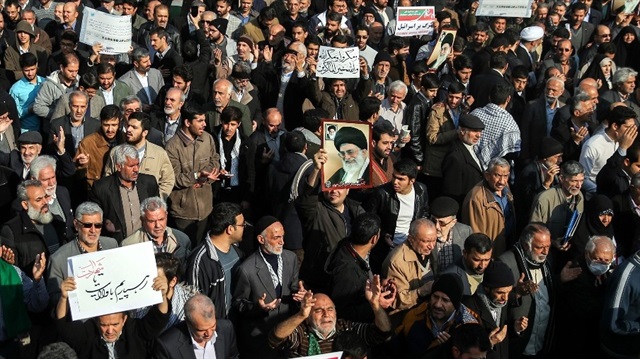 İran'da altıncı gününü geride bırakan gösterilerde hükümet yanlıarı da sokağa döküldü. 