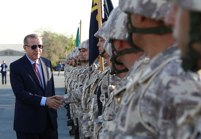 Cumhurbaşkanı Erdoğan, Katar ziyareti sırasında Türk üssündeki askerlerle bir araya gelmişti.