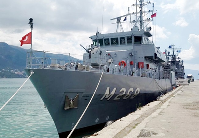 Adriyatik Denizi kıyısındaki Paşalimanı demir atan Türk savaş gemisi.