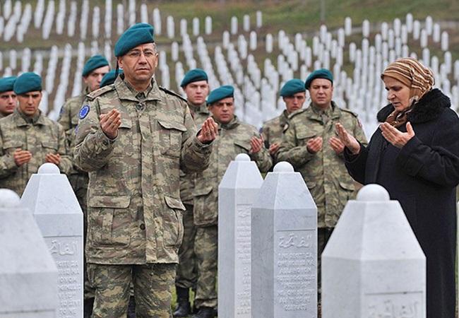 Bosna'da soykırımda şehit olan soydaşlarımıza dua eden Türk askerleri.