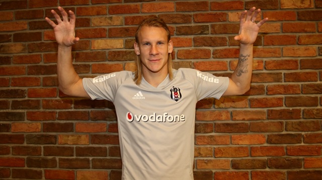 Beşiktaş'ın yeni transferi Domagoj Vida, siyah beyazlılara bedelsiz olarak imza attı. 