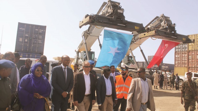 Mogadişu Limanı’nda yaklaşık 30 yıldan bu yana ilk defa temizlik çalışmaları projesi başlatılıyor.