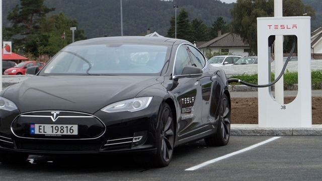 Norveç plakalı bir Tesla Model S şarj oluyor. 
