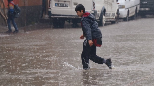 Adana’da yağmur su baskınlarına neden oldu.