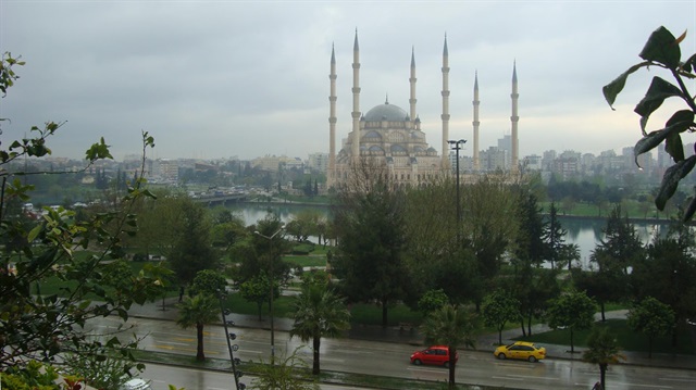 Adana’da şiddetli yağışlar nedeniyle bugün okularda son iki ders saati tatil edildi.
