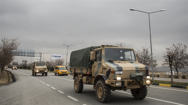 Gaziantep'ten hareket eden askeri araç ve personeller, Kilis'teki Suriye sınırına sevk edildi.