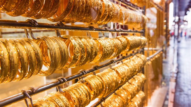 Çeyrek altın 262 liraya, 22 ayar bilezik 145,70 liraya satılıyor.