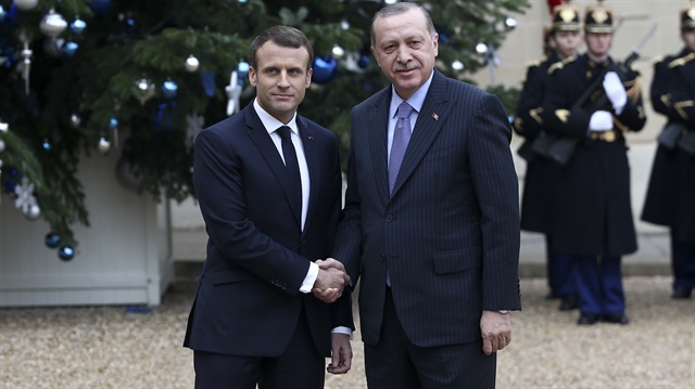 Cumhurbaşkanı Recep Tayyip Erdoğan Fransa’da Macron tarafından karşılandı.   