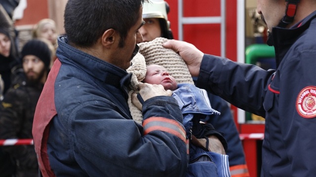 Yangından kurtarılan anne ve çocukları hastaneye kaldırıldı.