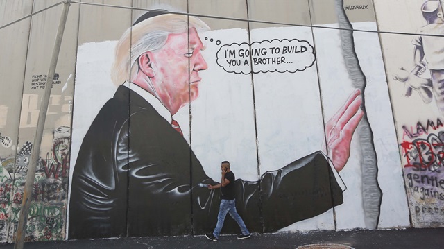ABD Başkanı Donald Trump, Filistinli sanatçılar tarafından Batı Şeria'daki Utanç Duvarı'na kazındı.