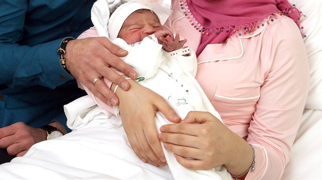 Başörtülü Türk annenin Asel bebeği, doğar doğmaz sosyal medyada ırkçıların hedefi oldu.