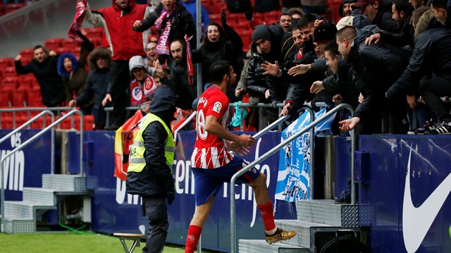 Diego Costa gol sevincini tribündeki seyircilerin yanına çıkarak yaşayınca oyundan ihraç edildi.