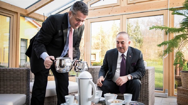 ​Alman Bakan, mevkidaşı Çavuşoğlu'na Türk çayı ikram etti